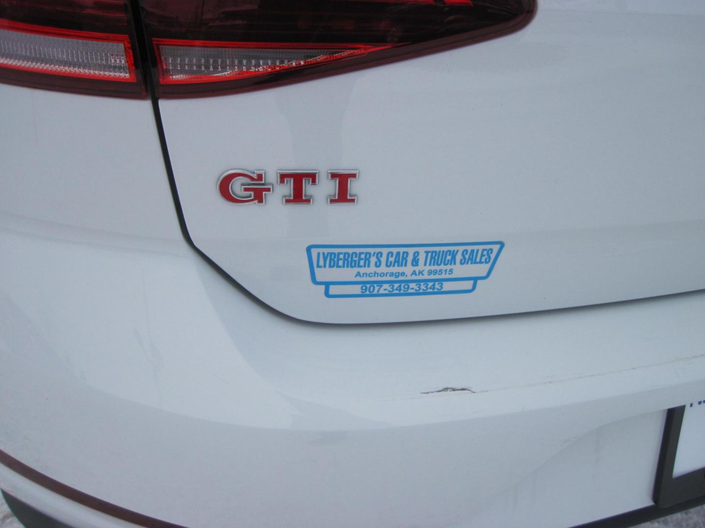 2020 white Volkswagen Golf GTI SE Hatch (3VW6T7AU2LM) with an 2.0L L4 DOHC 16V TURBO engine, 7A transmission, located at 9530 Old Seward Highway, Anchorage, AK, 99515, (907) 349-3343, 61.134140, -149.865570 - Low Miles on this Volkswagen Golf GTI SE, sunroof, Leather heated seats, come take a test drive - Photo#4